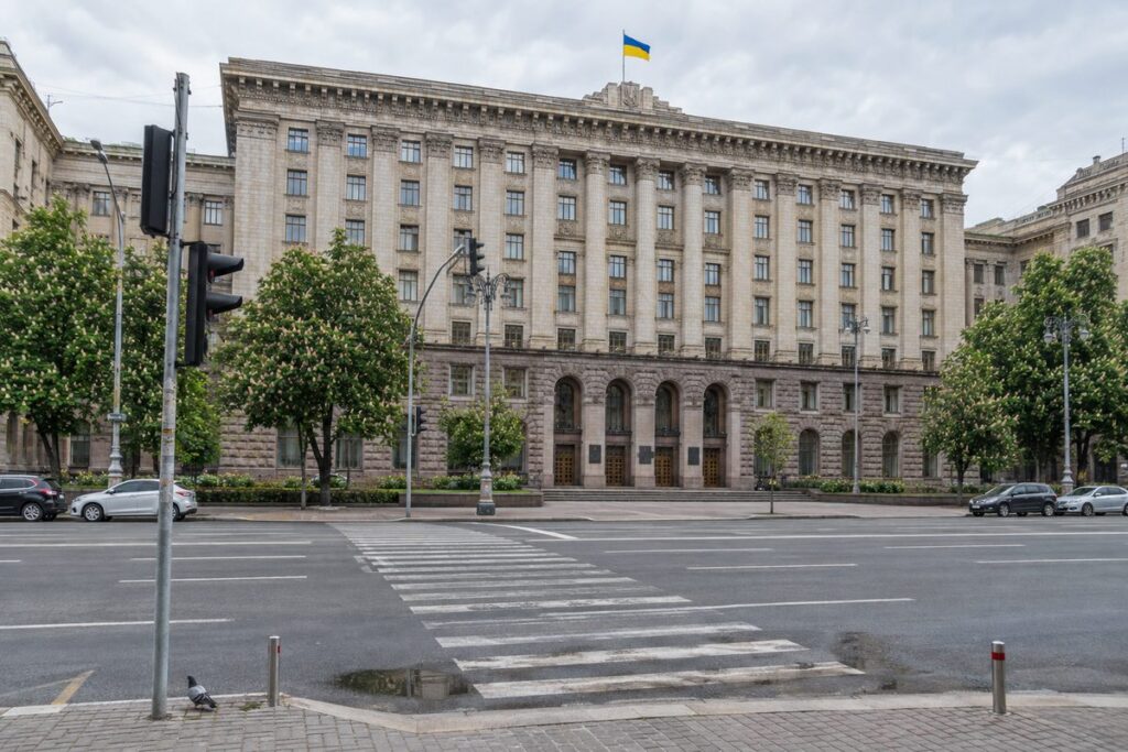 Нові правила для водіїв, бізнесу та мешканців столиці: що варто знати Нові правила для водіїв, бізнесу та мешканців столиці: що варто знати - обкладинка статті kiev-city.com.ua